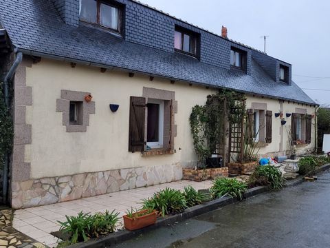 10 Minuten von PONTRIEUX entfernt, in der Stadt PLOEZAL, in der Ruhe einer Sackgasse auf dem Land, angenehmes Bauernhaus gut exponiert zu renovieren. Haupthaus: Im Erdgeschoss befindet sich ein Eingang, der Sie in das Wohnzimmer führt, das zum Essber...