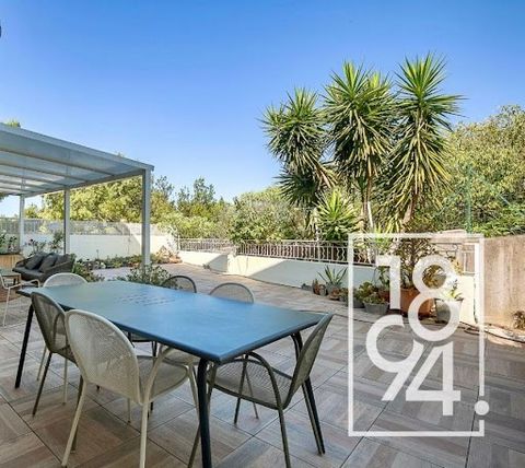 1894 - Real Estate and Armelle Joulin offer you this large T3/4 apartment with its terraces in the heart of the Montolivet district, in the 12th arrondissement of Marseille. This apartment of 123m2 (Loi Carrez) has a large terrace of 96m2 and a secon...