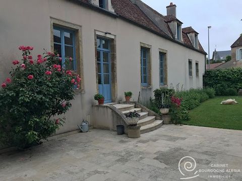 SEMUR EN AUXOIS, dans une cité Médiévale de Bourgogne, 1h05 par TGV de Paris, hôtel particulier niché au coeur du centre historique, comprenant près de 450 m² habitable. Au rez de chaussée : entrée, vestibule avec wc, salon avec cheminée, double séjo...