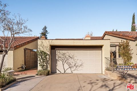 Sublimely finished townhome in a gated community located just minutes from the water and all of 2nd Street's endless amenities like shopping, and dining. This home offers conveniences such as private outdoor space, a fully finished two car garage, a ...