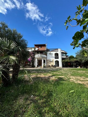 Location: Zadarska županija, Posedarje, Posedarje. Zum Verkauf steht ein Wohngebäude für touristische Zwecke in Posedarje, 40 m vom Strand entfernt mit Meerblick. Das Gebäude befindet sich auf einem Grundstück von 1000 m2, der Garten und die Umgebung...