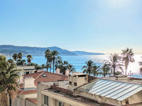 Sole Agent Promenade des Anglais: We present to you a magnificent 3-room apartment that offers both a panoramic sea view towards the Cap de Nice AND CALM, which is rare in this area, as it is slightly set back in the building. Perfect interior condit...