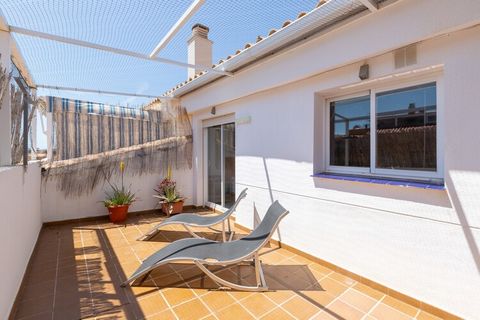 The best plan after a sunny morning on the beach is to relax by the shared 17 x 8m chlorine pool with a depth of between 0.60m and 2m. If you wish, you can relax on the private terrace of the flat either sunbathing or enjoying a nice evening with you...