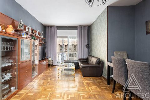 Large apartment on Camelies street (Camp d'en Grassot i Gràcia Nova) next to Vila de Gràcia~~Located on Camelies street, next to Vila de Gràcia, this 110 m² apartment is a unique opportunity for those looking for space, comfort and a privileged locat...