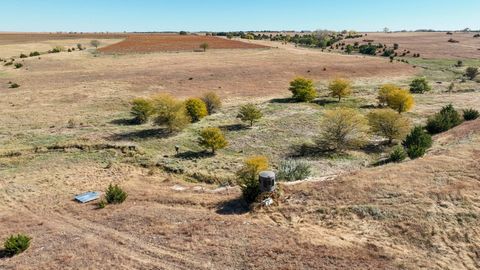 Location: This tract is located in northeastern Barton County, 12 miles south of Wilson, Kansas, 14 miles south of I-70 interstate, and 8 miles north of Claflin, Kansas. Located 1/2 mile south of NE 200 Rd. along NE 120 Ave. Legal: S21, T16, R11 W, S...