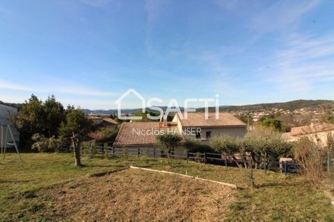 Située à Saint-Privat-des-Vieux quartier du Viget, cette maison bénéficie d'un cadre paisible et verdoyant avec une vue imprenable. Cette maison construite en 1993 sur une parcelle de 1000 m², propose un agencement confortable avec 6 pièces dont 4 ch...