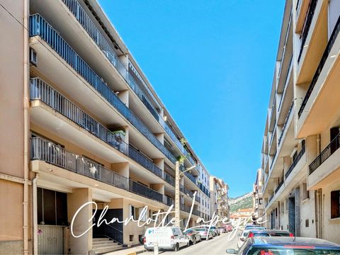 In Saint Roch, in a quiet alley, close to shops, buses, Toulon train station, schools and universities. In a maintained co-ownership from 1978 on a human scale, this crossing T4 in good general condition is nestled on the raised ground floor. These a...