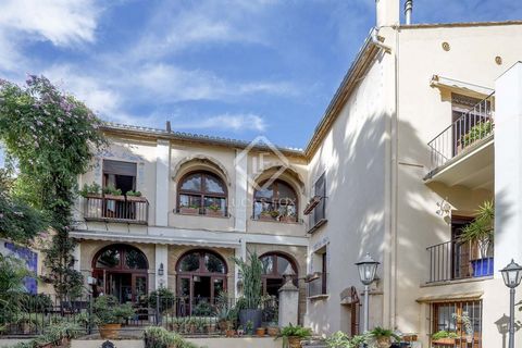 This extraordinary and exclusive villa belonged to a convent until the 17th century and today preserves original fresco murals, centuries-old beams and architectural elements located in Rocafort. It sits on a large plot of 962 m² and has a constructe...