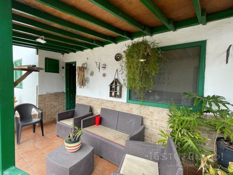 Estupendo is delighted to present this charming semi-detached rustic house in need of renovation, located in the picturesque village of Yaiza. This property stands out for its generous plot of over 1,000 m², situated in a peaceful area offering priva...