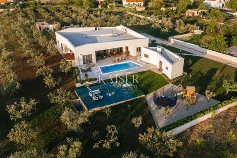 Kaiser Immobilien presents an impressive new building located in the idyllic settlement of Smoković. Smoković is a quiet village located near Zadar, ideal for those looking for a balance between life in nature and proximity to urban amenities. This l...