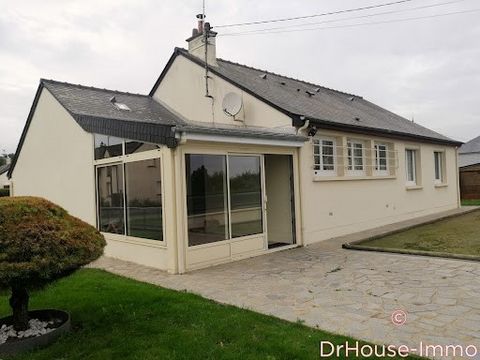 A vendre à 2 MN de GORRON, pavillon de plain pied, situé au fond d'une impasse offrant véranda, cuisine aménagée et équipée, séjour/salon de 33 m2 , 3 chambres, wc, salle de bains. Attenant chaufferie/buanderie. Une dépendance à usage de garage et at...