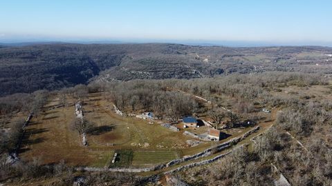 Selection habitat est heureux de vous présenter un lieu incroyable et unique sur le causse de Saint- Chels. Au bout d'un chemin carrossable long de 500 mètres, une vue à couper le souffle, vous attend et 270° d'un panorama fabuleux. 8 hectares d'un s...