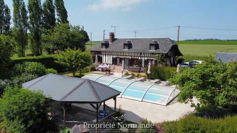 Gelegen ten noorden van Pont-Audemer, in een landelijke omgeving zonder geïsoleerd te zijn, bestaat deze woning perfect tussen bestaat uit een hoofdgebouw en een bijgebouw gedeeltelijk omgebouwd. Het vakwerkhuis bestaat uit een entree, een woonkamer ...