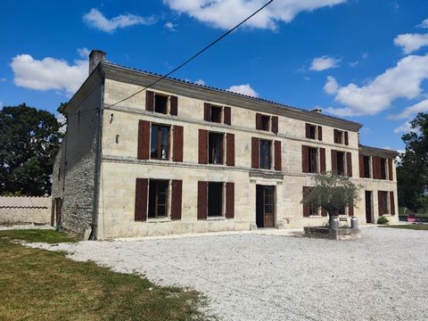 Magnifique maison en pierre rénovée de 6 chambres (45, 32, 21, 46 et 22?) sur 3 étages, située sur un terrain plat de 1.4 HA sans voisins proches. Le terrain est idéal pour garder des animaux car il y a deux grands champs, et est autosuffisant et pos...