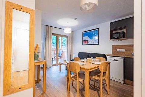 Ce charmant appartement offre un espace confortable et bien équipé pouvant accueillir jusqu'à 6 personnes. Le salon dispose d'un canapé-lit double, parfait pour se détendre après une journée d'aventure. La kitchenette est entièrement équipée, permett...