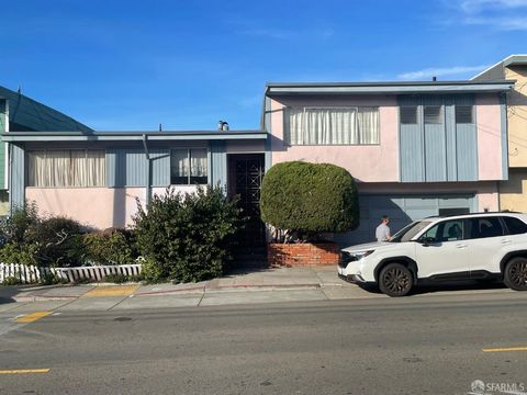 Cosmetic fixer with loads of potential, move in condition, needing updating and a lot of tender care. 3 bedrooms/2 bathrooms on top level, one extra room on lower level can be used as 4th bedroom or family room, main level kitchen, dinning room and l...