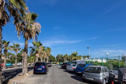 Deze gezellige en ruime bungalow in Maspalomas biedt een comfortabel toevluchtsoord met een eigen terras, perfect om te genieten van het mooie weer in de regio. De bungalow beschikt over een ontspannend solariumterras met hangmatten en een eethoek in...