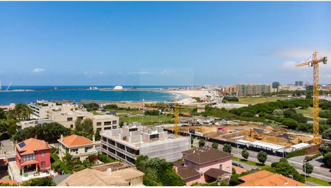 T4+1 penthouse apartment with pool and terrace in the Foz / Boavista area overlooking the Sea and Parque da Cidade. Private gross covered area: 267m2 Gross area: 505.9m2 On the entrance floor is the living room with a south-facing balcony, fully equi...