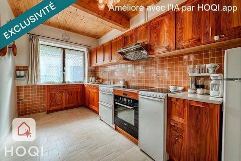 Exclusivité SAFTI Nous proposons à la vente une charmante maison de village, idéalement située pour ceux qui recherchent un cadre de vie paisible et pratique. Avec une surface de 104m2, cette maison offre 3 chambres, une cuisine, un séjour, une salle...