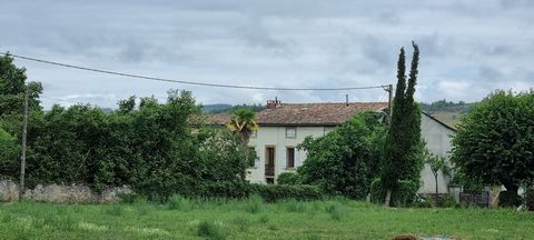 Attraente casa colonica da ristrutturare con 2,4 ettari di terreno pianeggiante e ampi annessi.\n\nSituato in un villaggio popolare vicino all'attraente città mercato di Mirepoix, questa rara proprietà offre pile di potenziale per creare una casa di ...