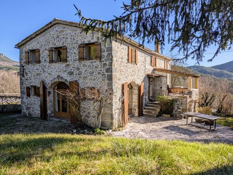 The PENNE 1h10min from NICE airport, beaches and ski slopes: The Riviera Arrière-Pays Immobilier agency presents for sale this charming property in the XVIIIth century, former farmhouse of the Château de la Penne. Built on a fenced plot of 1055 m2, t...