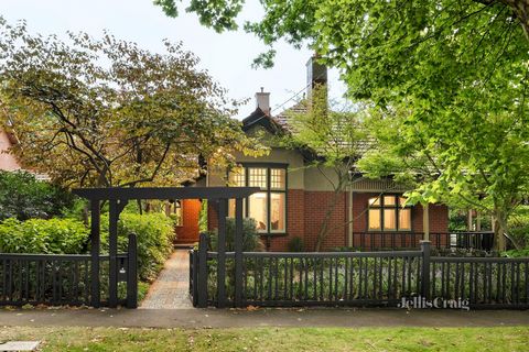 Expressions of Interest Closing on Tuesday 25th February at 2pm On a wide, picturesque treelined street on the fringe of the prestigious Gascoigne Estate, sits this elegant example of Edwardian architecture. Introduced by lush Rick Eckersley gardens ...