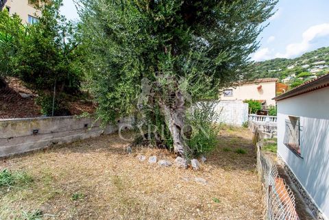 Unweit von Monaco, in einer Wohngegend in der Nähe von Cap Martin, bietet dieses einstöckige Haus Ruhe und Unabhängigkeit. Umgeben von zwei großen flachen Gärten besteht es aus 4 Zimmern mit separater Küche, drei schönen Schlafzimmern, einem Badezimm...