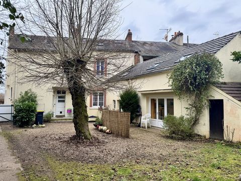 BRIARE, à deux pas de la gare, du centre ville et des commerces, propriété de 270m2 habitables comprenant : D'une part une maison d'habitation composée au rez-de-chaussée : hall d'entrée, une cuisine aménagée et équipée ouverte sur une salle à manger...