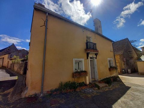 A découvrir dans le centre de Auvers-Le-Hamon, commune vivante avec ses commerces et écoles située à 5 mn de Sablé sur Sarthe. Le rez-de-chaussée dispose d'une cuisine équipée et aménagée, d'un salon/salle à manger, WC, une chaufferie et d'un garage....