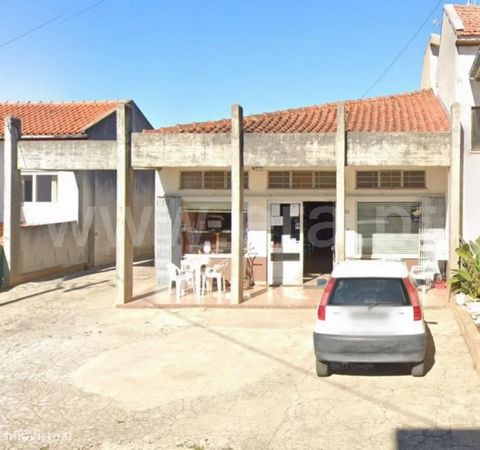 Store currently adapted for supermarket Supermarket with a construction area of 280 m2 and a total area of 550m2 of land. With 1 kitchen, 2 bathrooms and an office. This property also has a large basement that gives access to the rear with a small pl...