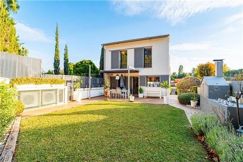 Detached designer villa in a residential area. This magnificent property has an area of approximately 250 m2 and consists of a large living room with two rooms and access to a terrace, fireplace, large fitted and equipped kitchen with office and acce...