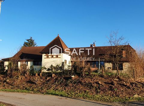 In Flacey-en-Bresse (71580), just 15 minutes from Louhans and 25 minutes from Lons-le-Saunier, this charming Bressan farmhouse sits on a plot of approximately 1,600 m² with a well and some trees. The location is pleasant, with no busy roads nearby. T...