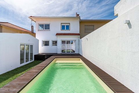 Maison de charme entièrement rénovée T6 à Carcavelos. Dans un emplacement privilégié à Carcavelos, calme et paisible au centre de tous les services, cachant le luxe et le raffinement qui la caractérisent derrière des portes blanches. Un véritable oas...