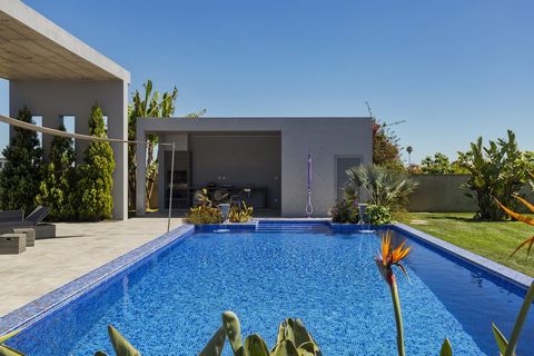 Vous propose à la vente, une villa de haut standing, construite avec des matériaux de grandes qualités. Située Salvaterra de Magos Salvaterra de Magos est une petite ville portugaise située dans la Région Centre, à seulement 40 minutes en train de Li...