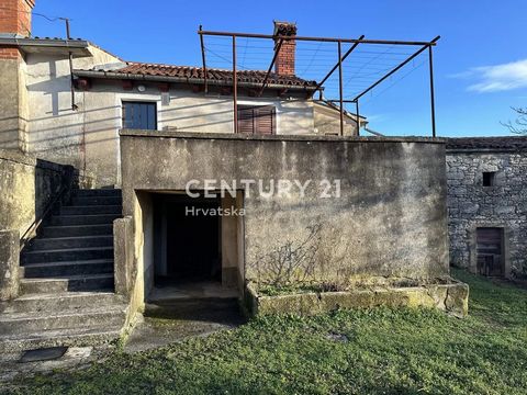 PIĆAN, CASA BIFAMILIARE CON GIARDINO PER ADATTAMENTO Nel cuore della bellissima Pićan, viene messa in vendita una casa bifamiliare con una superficie di 173 m2. Al piano terra si trovano una cantina, un garage e un edificio ausiliario. Una scala este...