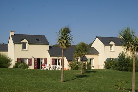 De Résidence Le Hameau De Peemor Pen bestaat uit 94 geschakelde Bretonse vakantiewoningen verdeeld over 7 autovrije wijkjes. Er zijn 3 verschillende types. Zo zijn er de 4 pers. appartementen (FR-29160-18) op één verdieping met een slaapkamer en een ...