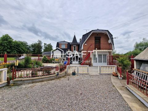 Située à La roupie, cette maison bénéficie d'un environnement paisible tout en étant à forte proximité d'Aire/lys donc des commerces, services, etc. Egalement, un arrêt de bus à 50m facilite le transport pour les écoles. À l'extérieur, la propriété s...