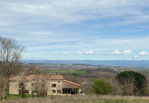 Magnifique Ferme en Pierre sur 64 Hectares dans le Sud de la France avec Vue sur les Montagnes\n\nVue dEnsemble\n\nCette magnifique ferme en pierre offre un rare mélange de charme authentique et de confort moderne. Nichée au coeur de 64 hectares de b...