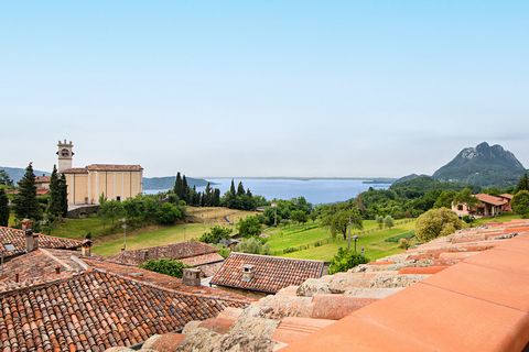 A Sasso, una suggestiva frazione di Gargnano, proponiamo in vendita un appartamento con una straordinaria vista sul Lago di Garda. La proprietà si sviluppa su più livelli e offre spazi ampi e versatili. Al piano terra troviamo una cantina, ideale per...