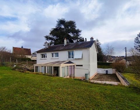 PREUILLY SUR CLAISE Charming little town of character with its shops, schools, college, pharmacy and doctors located 30 mm from CHATELLERAULT with TGV station and 10 mm from LA ROCHE POSAY - Very quiet village center. Detached house type 5 with part ...