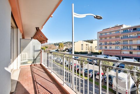 CAGNES SUR MER - CITY CENTER In the heart of the city center of Cagnes sur mer, close to transport and amenities. In a well-maintained condominium with elevator, 2-room apartment of 60m² (easily convertible into 3 rooms), composed of a living room op...