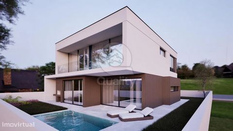 Maison neuve T4 Située dans la prestigieuse Quinta do Anjo, cette charmante villa de 4 chambres offre un environnement chaleureux et fonctionnel, idéal pour une vie calme et confortable. Avec un terrain généreux, cette propriété combine un grand espa...