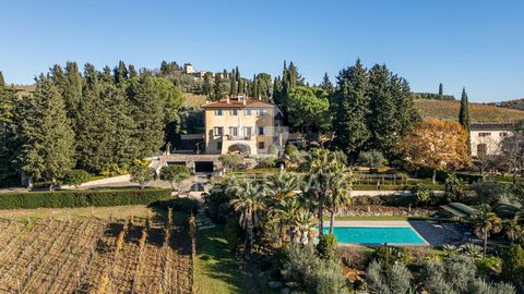 Nur 30 Minuten von Florenz entfernt, umgeben von den Weinbergen des Chianti, befindet sich dieses repräsentative Anwesen mit einer Gesamtfläche von ca. 1.131 m² aus dem 15. Jahrhundert, das komplett renoviert wurde und aus dem Haupthaus, 2 unabhängig...