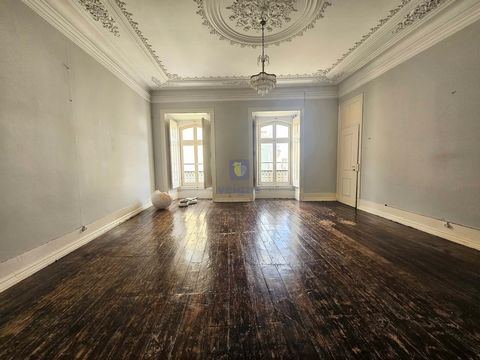 Odkryj urok ycia w sercu historii! Wyjtkowy apartament, pooony kilka metrów od majestatycznego Szpitala Termalnego Caldas da Rainha, zaoonego w XV wieku. Ta zabytkowa nieruchomo znajduje si na pierwszym pitrze wyjtkowego budynku i jest idealnym wybor...