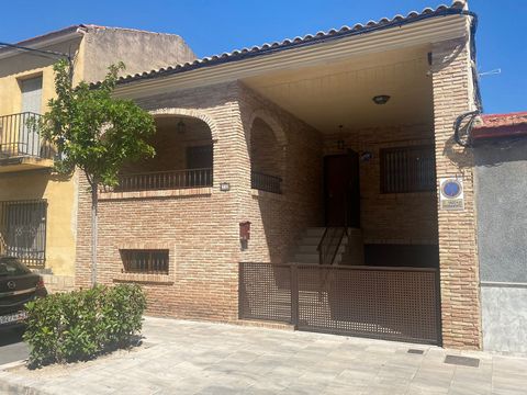 Objektbeschreibung: Dieses Haus hat eine Fläche von 142 m² (abzüglich der Garage) und bietet ein großes Wohnzimmer mit Zugang zu einer schönen Terrasse mit Blick auf die Straße, eine große Küche, 4 Schlafzimmer, von denen zwei über ein eigenes Bad ve...