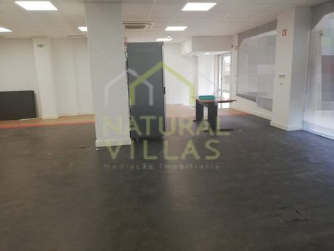 Versatile space in a central location, close to the Baixa and the Municipal Market, ideal for commerce and services. Discover the potential of this large commercial space, located on the busy Avenida 5 de Outubro, in the heart of the city of Faro. Wi...