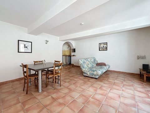 Intra-Muros, opposite the former Saint Anne prison, this quiet and bright apartment is ideal for an investment in an area with a high heritage value. It is composed of a spacious living room, a fitted kitchen area, 2 bedrooms and a bathroom/WC. Ideal...