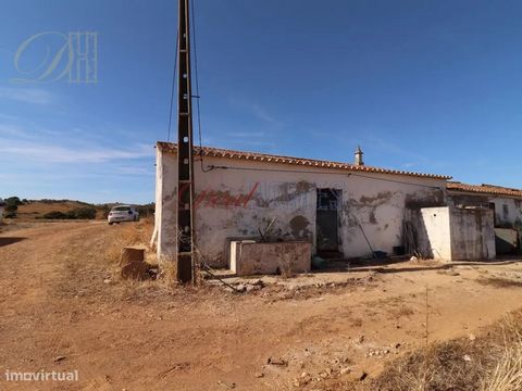 Luzi Homes apresenta, Terreno misto com moradia unifamiliar para total remodelação, localizado em zona calma, nos arredores de Lagos. O terreno tem uma área total de 72.160 m2, sendo composto por uma parcela urbana com 1.200 m2, onde se situa o edifí...