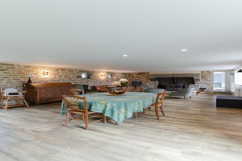 Esta encantadora casa de vacaciones ofrece 4 espaciosas habitaciones con capacidad para 8 huéspedes, lo que la convierte en un refugio perfecto para familias o grupos. La propiedad está diseñada pensando en la comodidad, con un hermoso jardín, mueble...