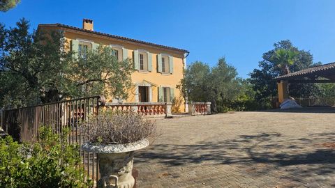 Demeure de charme vous offre une très grande qualité de matériaux. Quand la magnifique porte souffre vous découvrez un un grand hall, sur la gauche une chambre ou bureau à votre convenance à droite un escalier majestueux qui dessert les 4 chambres du...